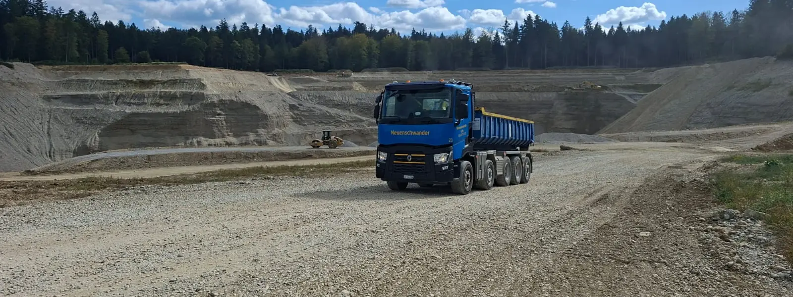 Lastwagen der Neuenschwander AG in einer Kiesgrube